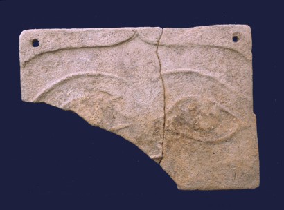 Placchetta in terracotta dal santuario romano del tempio a pozzo. Placchetta in terracotta dal santuario romano del tempio a pozzo.