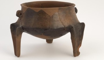 Vaso tripode neolitico (cultura Ozieri). Vaso tripode neolitico (cultura Ozieri).