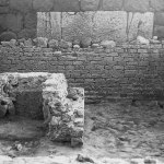 L’interno dell’edificio funerario con la cupa in primo piano, durante lo scavo (da Rivista di Studi Fenici, XXV, 1997).