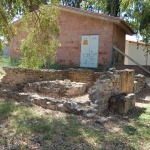 Veduta laterale dell’edificio funerario rimontato presso il Museo.
