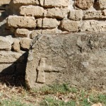 Particolare del blocco con ascia a rilievo, in origine facente parte delle fondazioni.